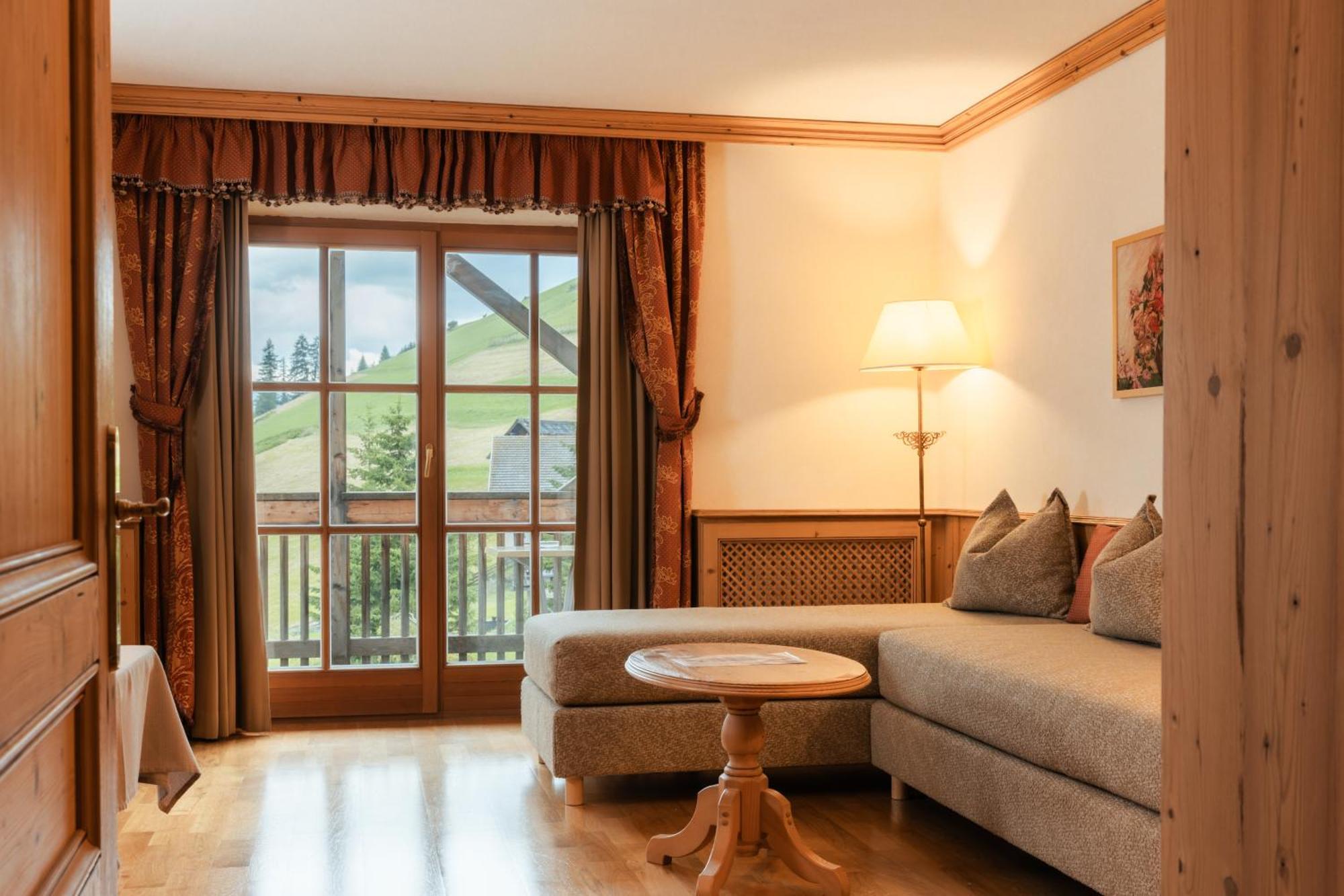 Luech Da Pcei Hotel San Cassiano  Buitenkant foto